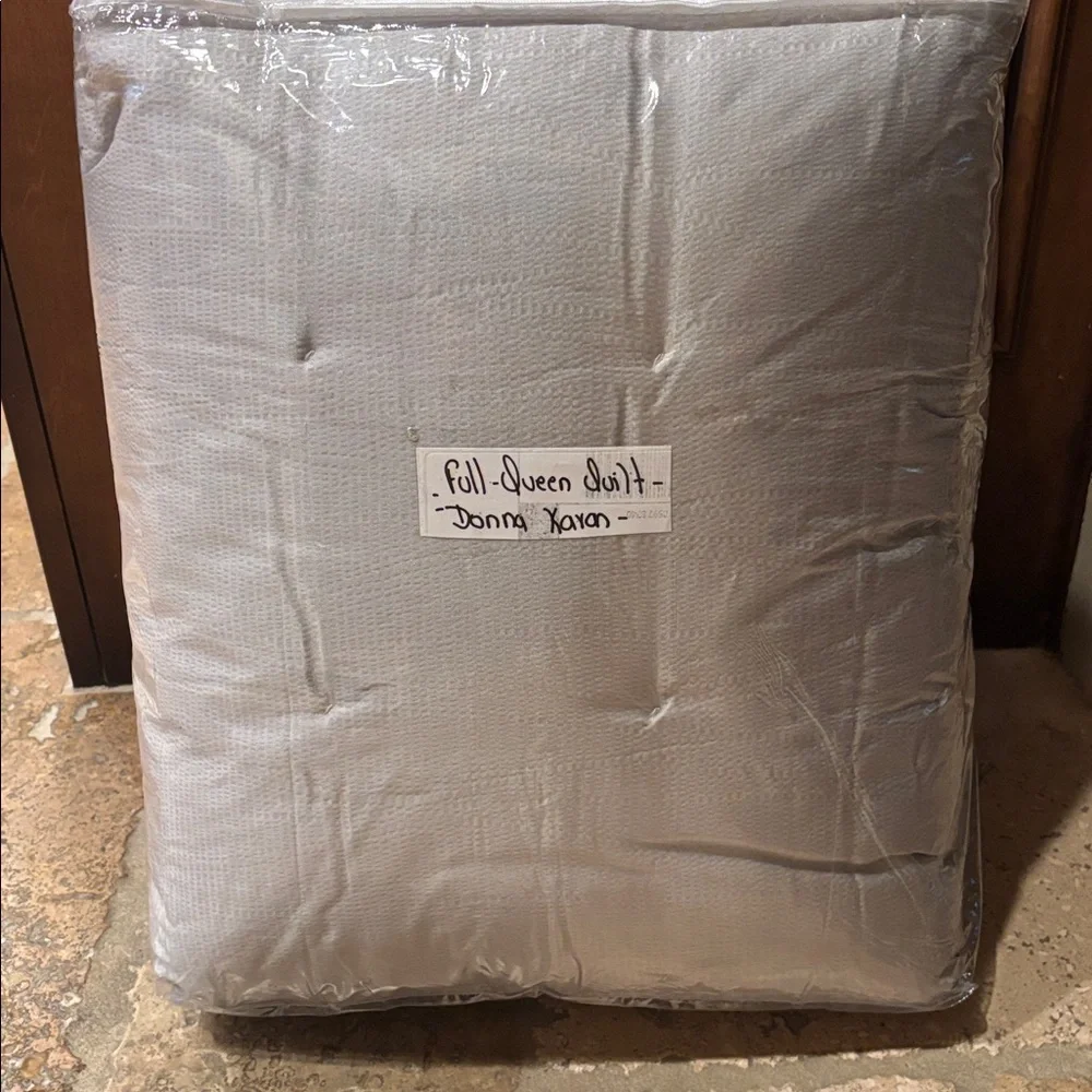 NWOT Donna Karan Hammered Quilt & Shams Set in Platinum